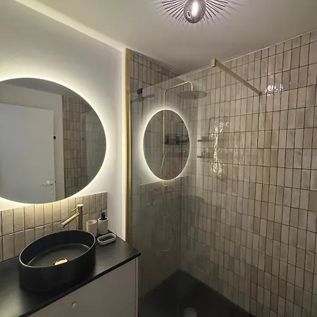 Lumineux Avec Parking, Centre 아파트